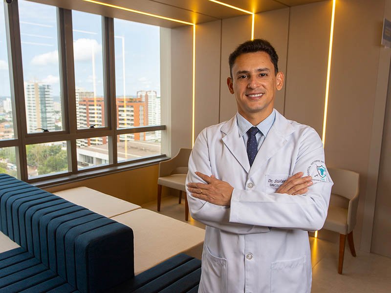 Dr. Stéfano Adorno no consultório